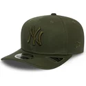 mutsid-kumer-roheline-snapback-9fifty-stretch-snap-league-essential-new-york-yankees-mlb-new-era