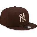 mutsid-lame-pruun-snapback-9fifty-league-essential-new-york-yankees-mlb-new-era