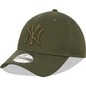 mutsid-kumer-roheline-snapback-9forty-league-essential-new-york-yankees-mlb-new-era