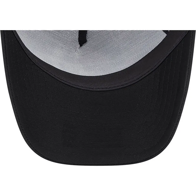 mutsid-kumer-must-snapback-a-frame-coyote-y-correcaminos-looney-tunes-new-era