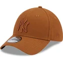 new-era-curved-brim-brown-logo-39thirty-league-essential-new-york-yankees-mlb-brown-fitted-cap