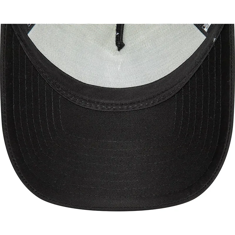mutsid-kumer-must-snapback-a-frame-character-bugs-bunny-y-pato-lucas-looney-tunes-new-era