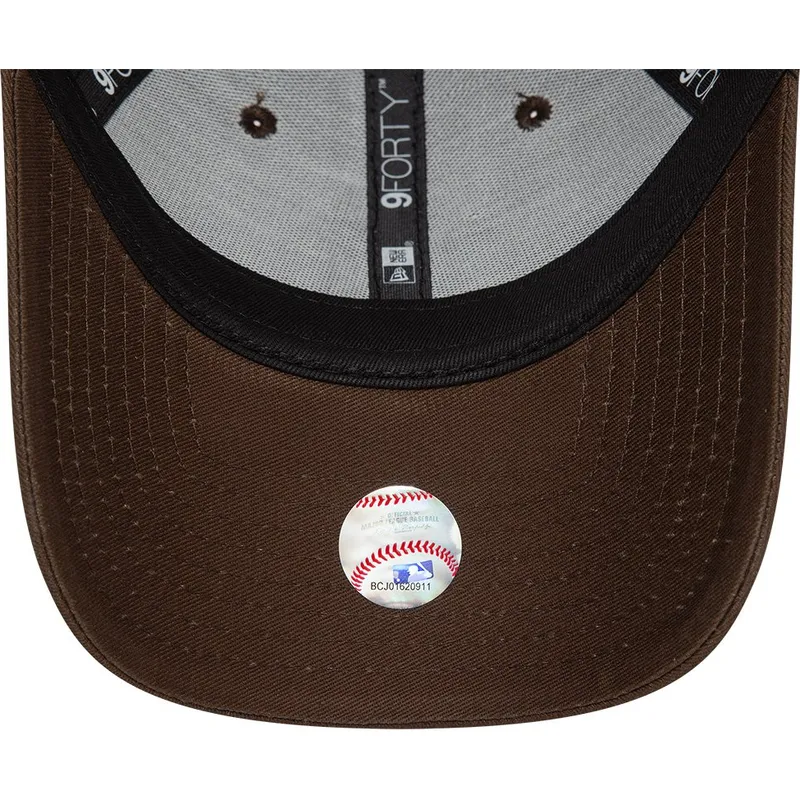 mutsid-kumer-pruun-reguleeritav-rihm-9forty-league-essential-new-york-yankees-mlb-new-era