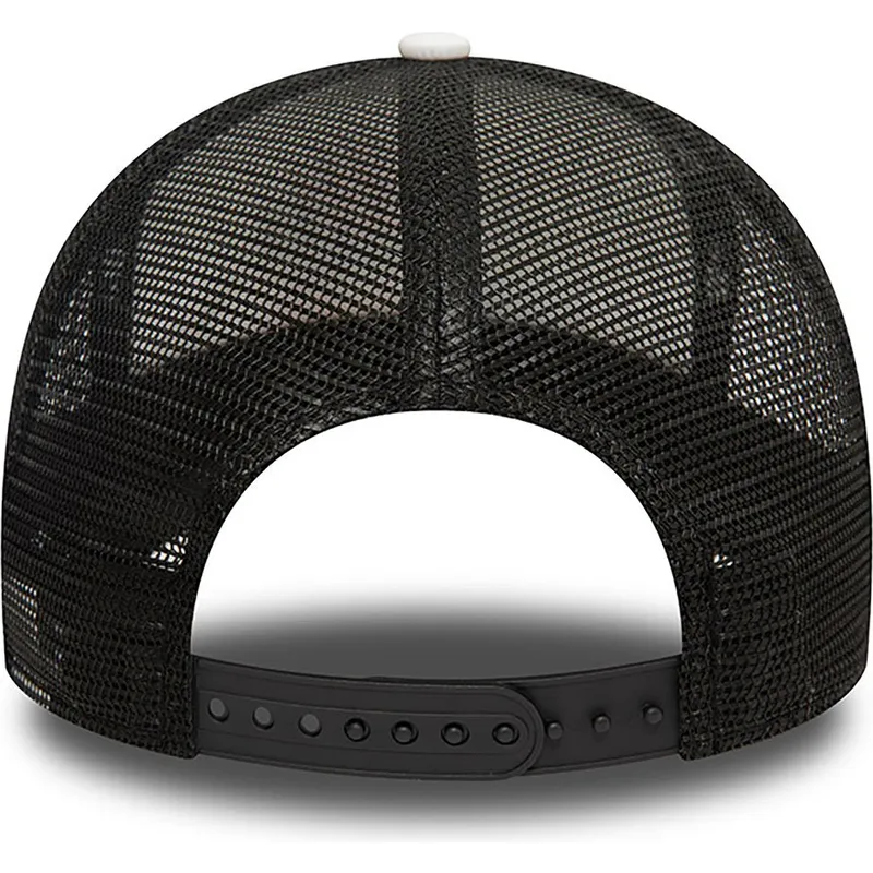 mutsid-kumer-must-snapback-bugs-bunny-and-his-friends-a-frame-looney-tunes-new-era