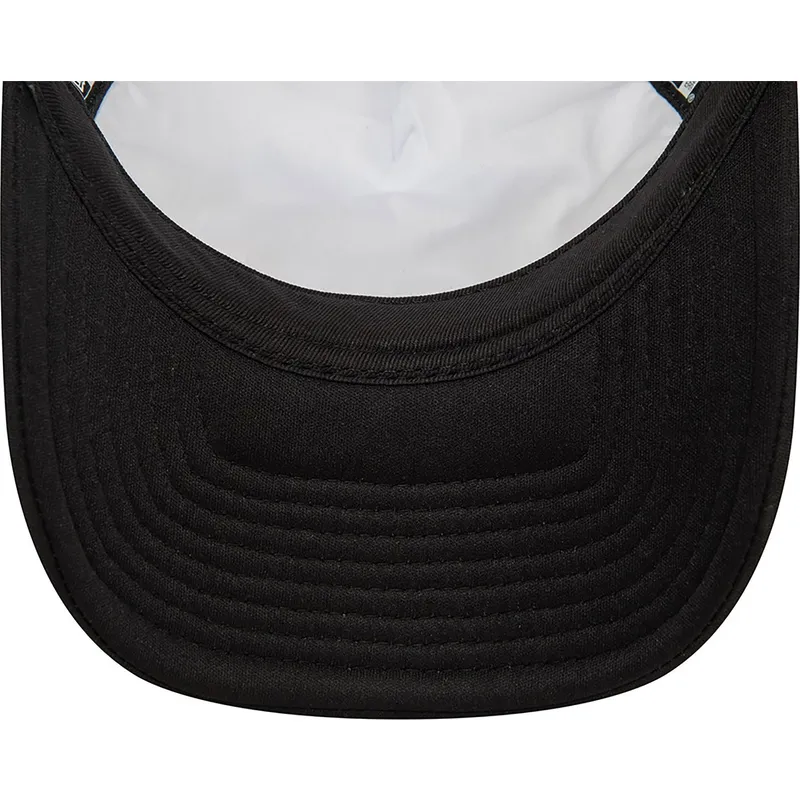 mutsid-kumer-must-snapback-bugs-bunny-and-his-friends-a-frame-looney-tunes-new-era