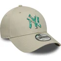 cap-kumer-beige-adjustable-strap-9forty-seasonal-infill-new-york-yankees-mlb-new-era