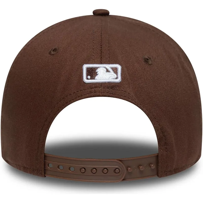 mutsid-kumer-pruun-snapback-9forty-m-crown-new-york-yankees-mlb-new-era