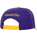 mutsid-kumer-violetne-snapback-team-script-20-pro-los-angeles-lakers-nba-mitchell-ness