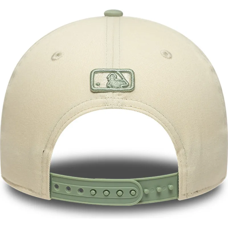 new-era-curved-brim-green-logo-9forty-m-crown-side-script-los-angeles-dodgers-mlb-beige-and-green-snapback-cap