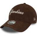 mutsid-kumer-pruun-reguleeritav-9twenty-cord-script-new-york-yankees-mlb-new-era