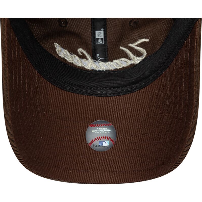 mutsid-kumer-pruun-reguleeritav-9twenty-cord-script-new-york-yankees-mlb-new-era